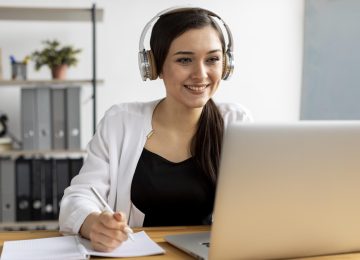 mujer-sonriente-de-tiro-medio-tomando-notas mujer-sonriente-de-tiro-medio-tomando-notas