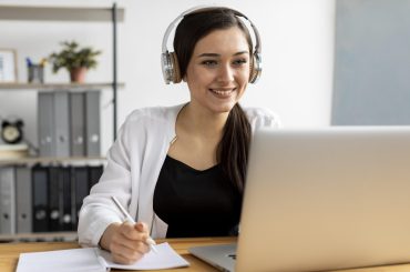 mujer-sonriente-de-tiro-medio-tomando-notas